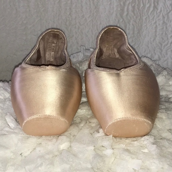 Capezio Tapered Toe (FlexiFirm) Pointe Ballet Shoe - Picture 5 of 11